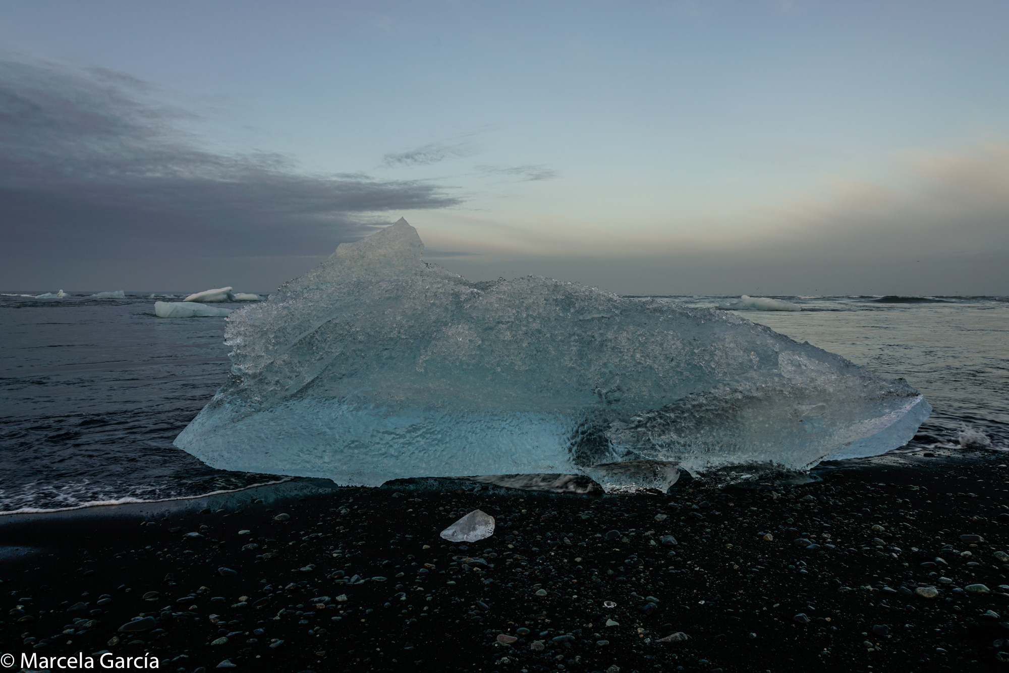 Témpano en la playa de Jökulsárlón, también llamada playa de diamantes