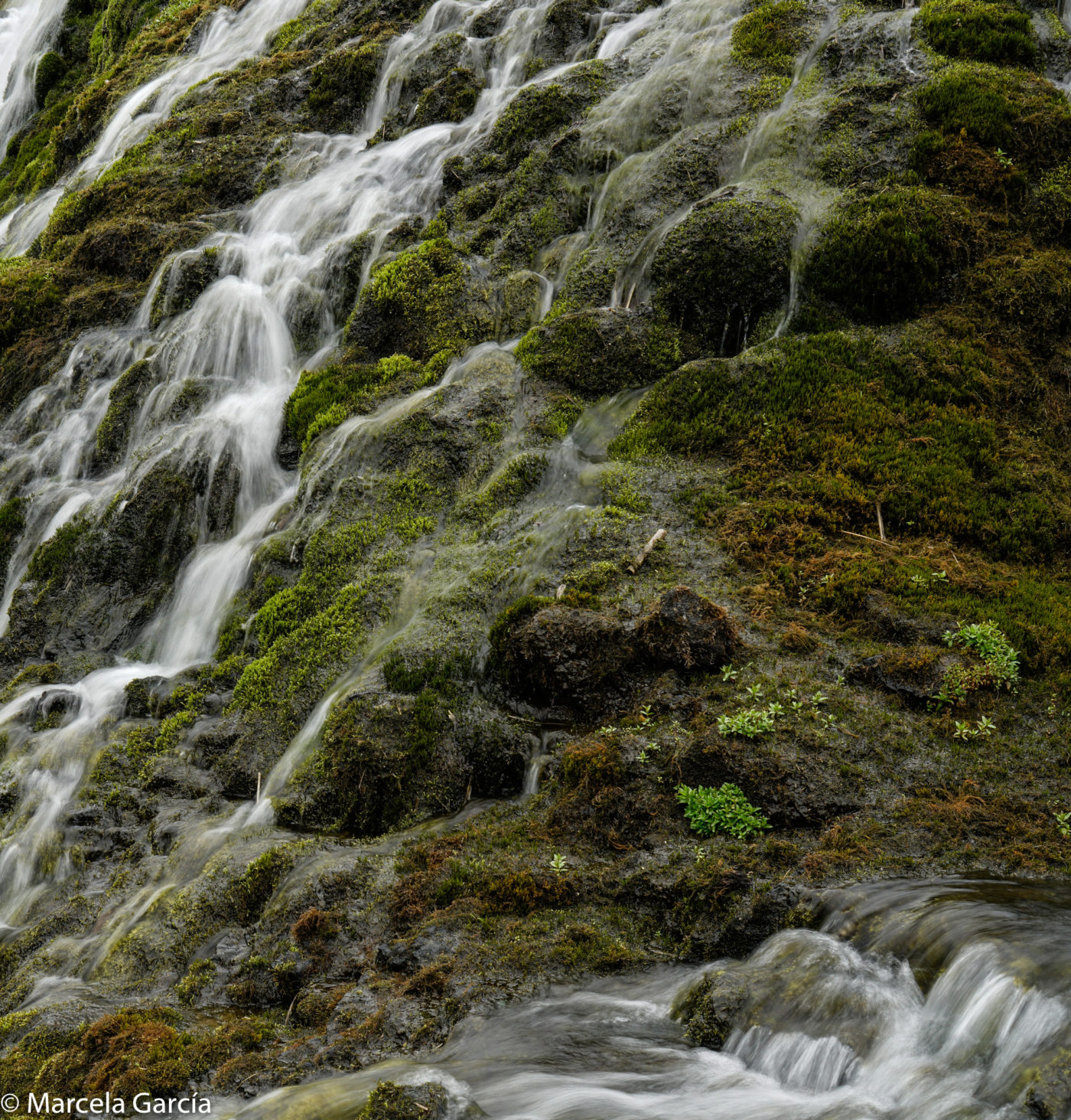 Pequeña cascada en Gjáin, Thorsárdalur