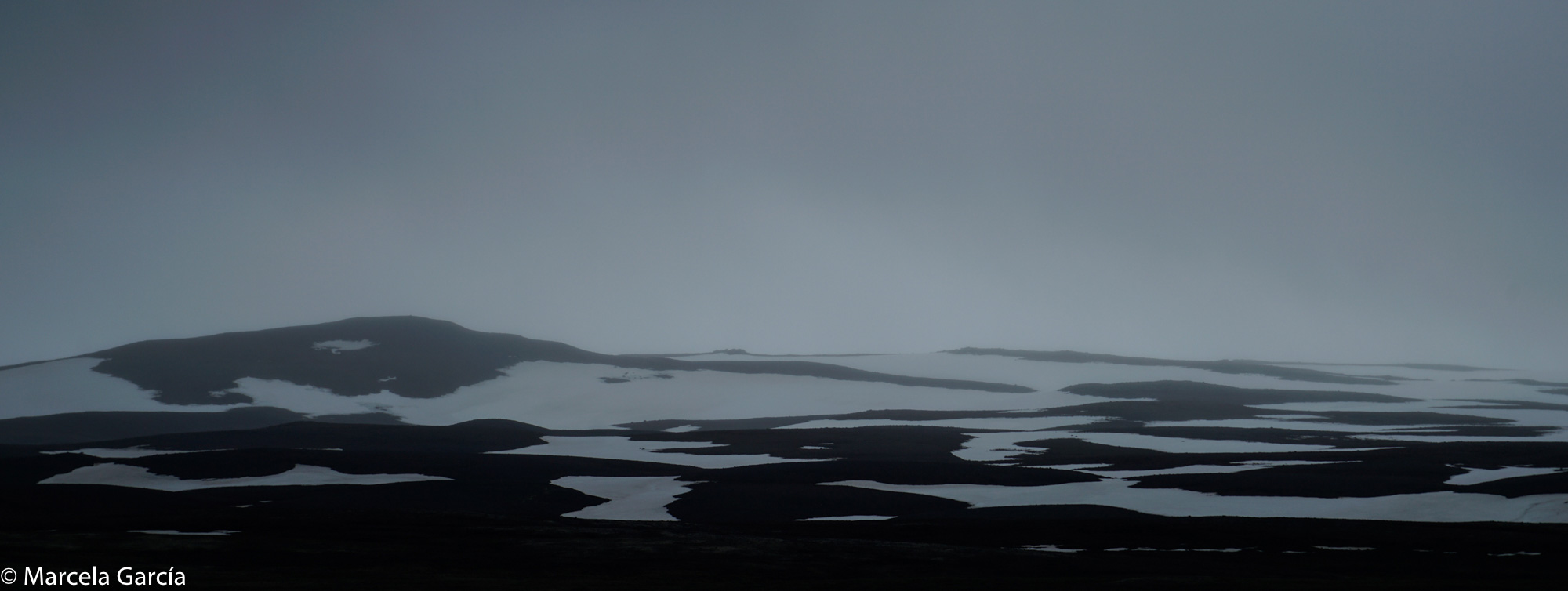 Típico paisaje nublado en Islandia