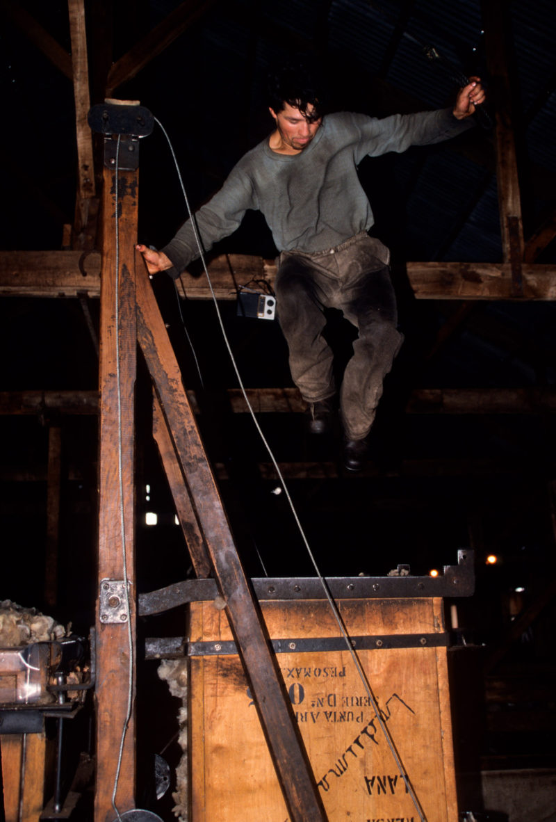 Compactando las pacas de lana